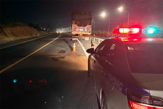 Mặt đường nóng tới 63 độ, nhiều ô tô bị nổ lốp ở cao tốc Cam Lộ - La Sơn