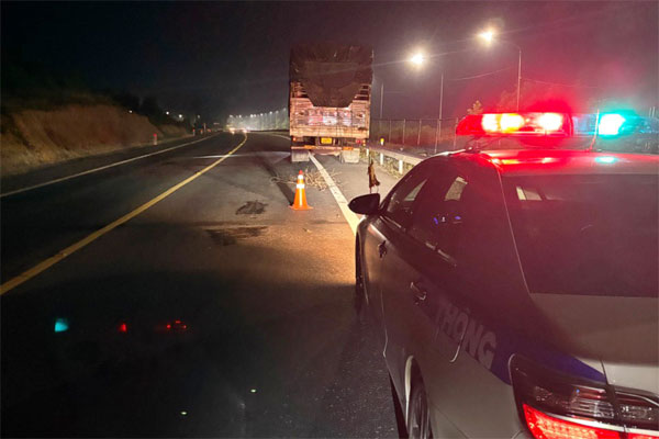 Mặt đường nóng tới 63 độ, nhiều ô tô bị nổ lốp ở cao tốc Cam Lộ - La Sơn-2