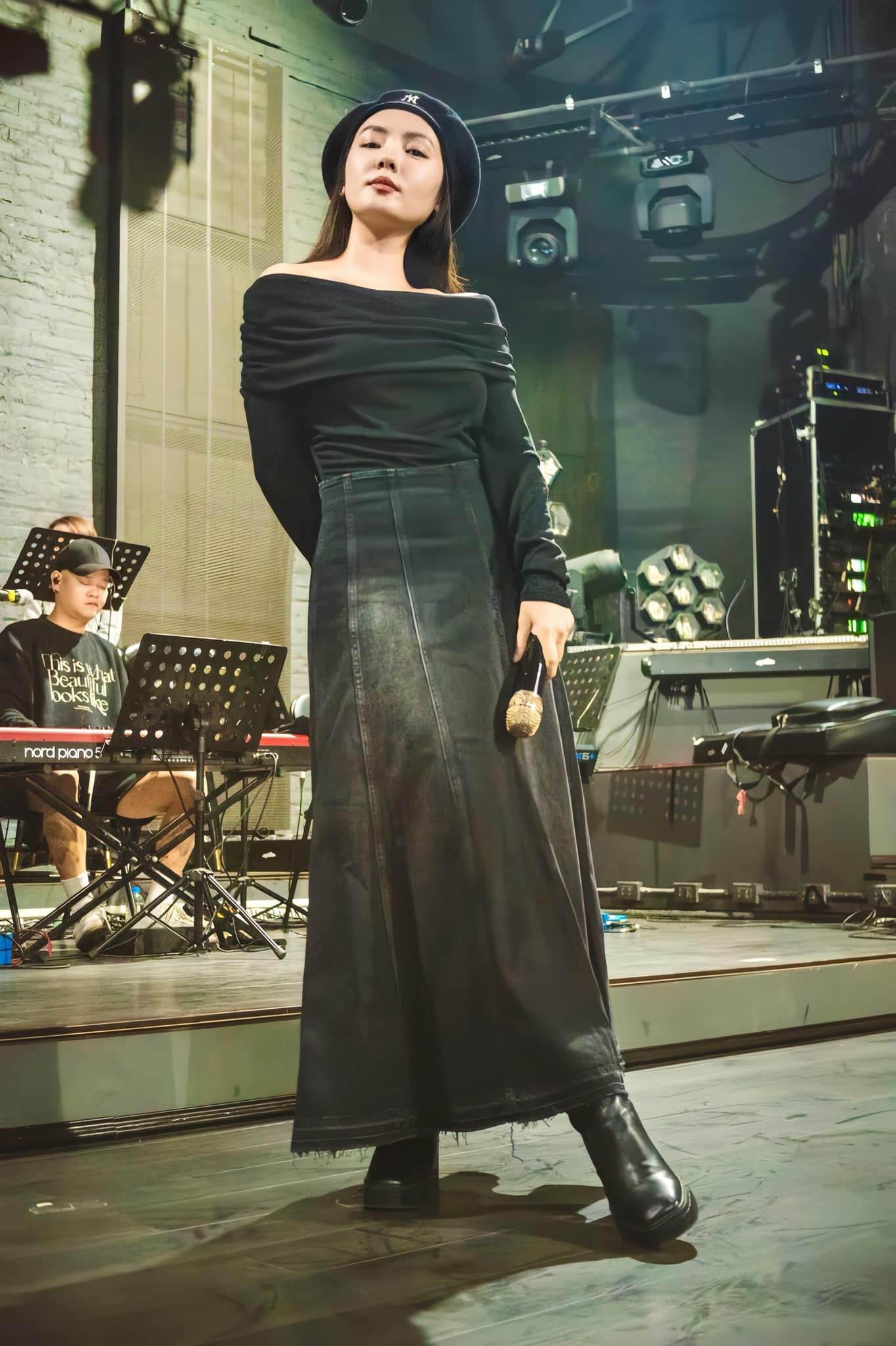 Ca sĩ Phương Linh ở tuổi 40: Trẻ trung, sành điệu không kém em gái Phương Ly nhờ 4 món thời trang-7