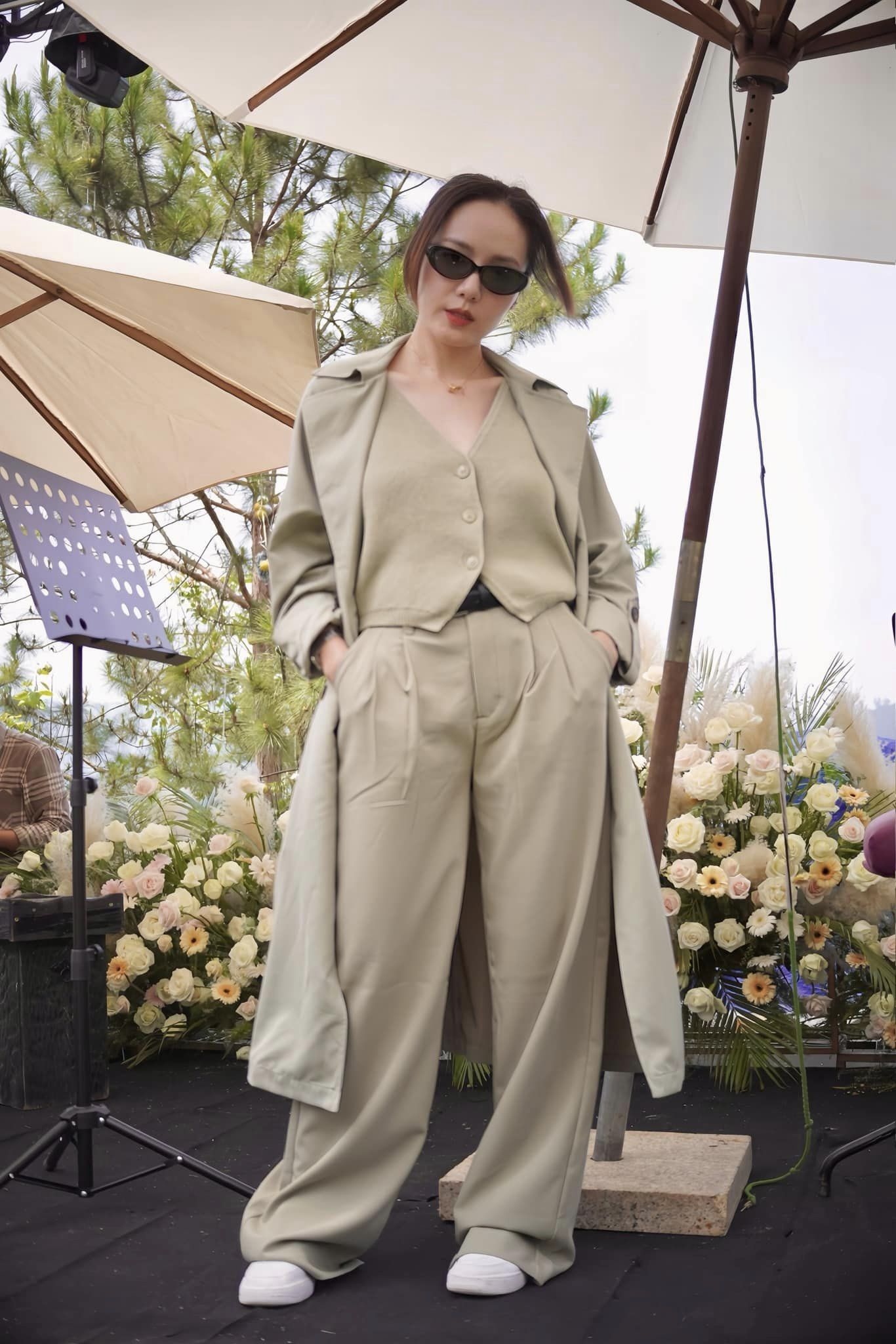 Ca sĩ Phương Linh ở tuổi 40: Trẻ trung, sành điệu không kém em gái Phương Ly nhờ 4 món thời trang-9