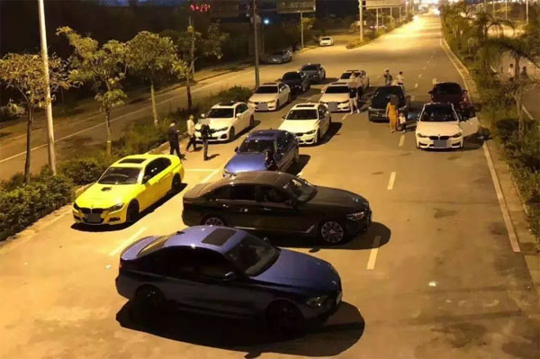 Theo dõi thanh niên thất nghiệp kiếm 17 tỷ đồng/ngày, mua 4 căn biệt thự, xe sang, 140 cảnh sát ập vào quán cà phê, bắt giữ 23 đối tượng-1