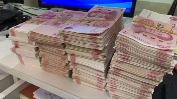 Theo dõi thanh niên thất nghiệp kiếm 17 tỷ đồng/ngày, mua 4 căn biệt thự, xe sang, 140 cảnh sát ập vào quán cà phê, bắt giữ 23 đối tượng-3