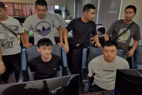 Theo dõi thanh niên thất nghiệp kiếm 17 tỷ đồng/ngày, mua 4 căn biệt thự, xe sang, 140 cảnh sát ập vào quán cà phê, bắt giữ 23 đối tượng-5