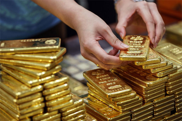 Giá vàng hôm nay 5/4/2024 đồng loạt rơi tự do, vàng SJC giảm gần nửa triệu đồng-1