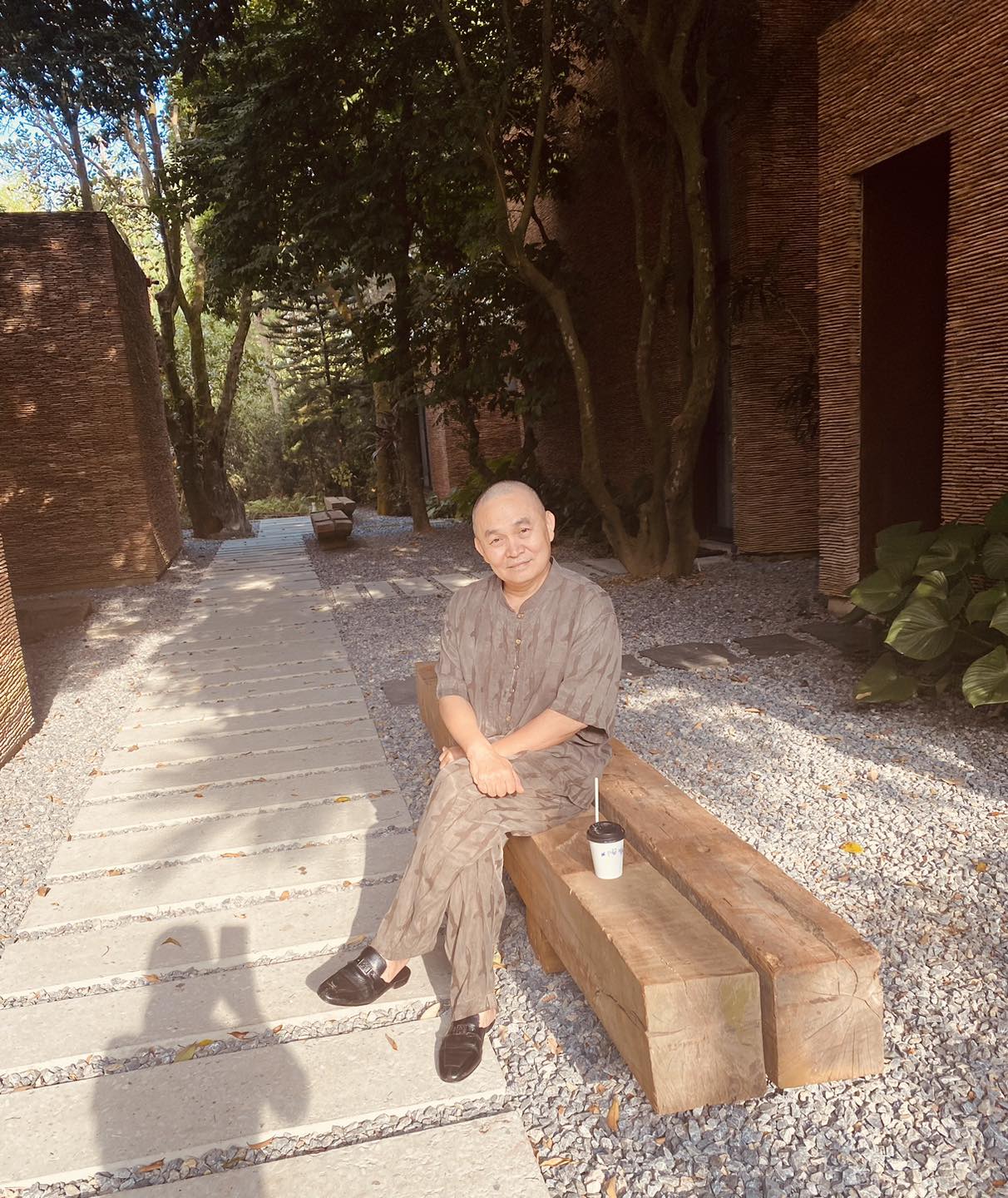 Danh hài Xuân Hinh: Bầu sô khét tiếng, lấy tiền theo cơn và chuyện lần đầu kể về bà xã kém 10 tuổi-11