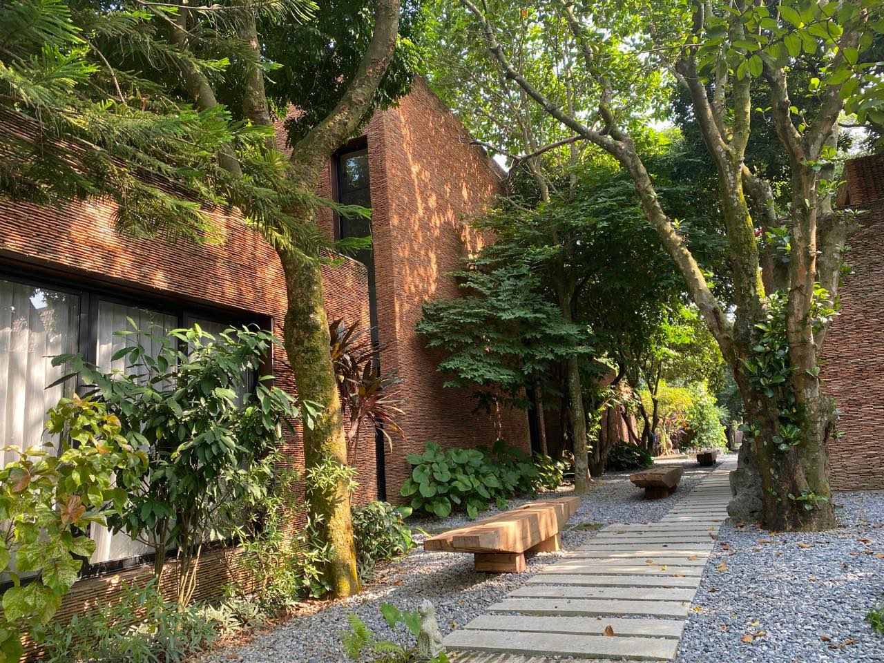 Danh hài Xuân Hinh: Bầu sô khét tiếng, lấy tiền theo cơn và chuyện lần đầu kể về bà xã kém 10 tuổi-13