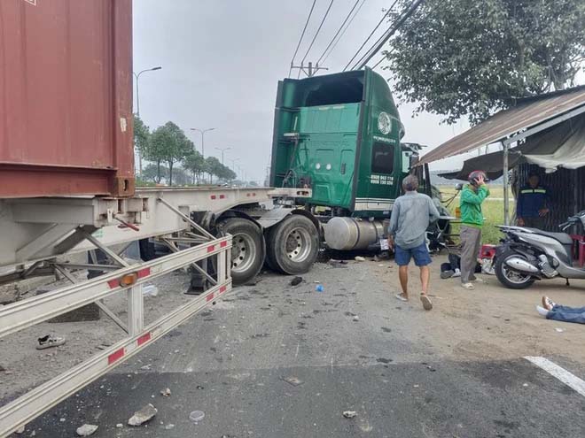 TPHCM: 3 người bị xe container cuốn vào gầm, Quốc lộ 22 kẹt xe nhiều km-1