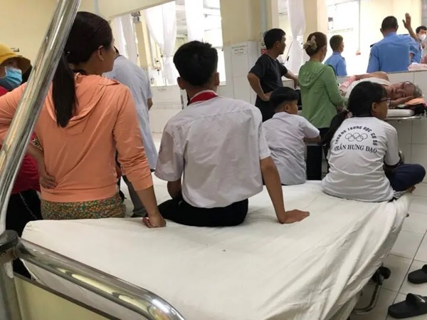 Nha Trang: Một học sinh lớp 5 tử vong, nhiều em khác nhập viện nghi ngộ độc-2