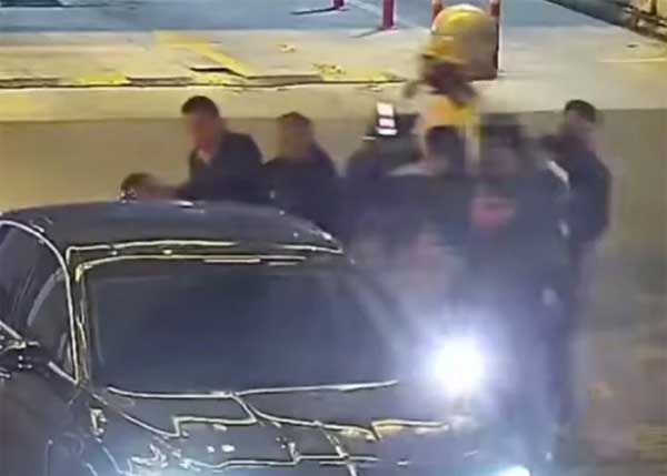 Thích hóng hớt chuyện đánh nhau, 3 tội phạm sập bẫy, bị cảnh sát bắt tại trận-2