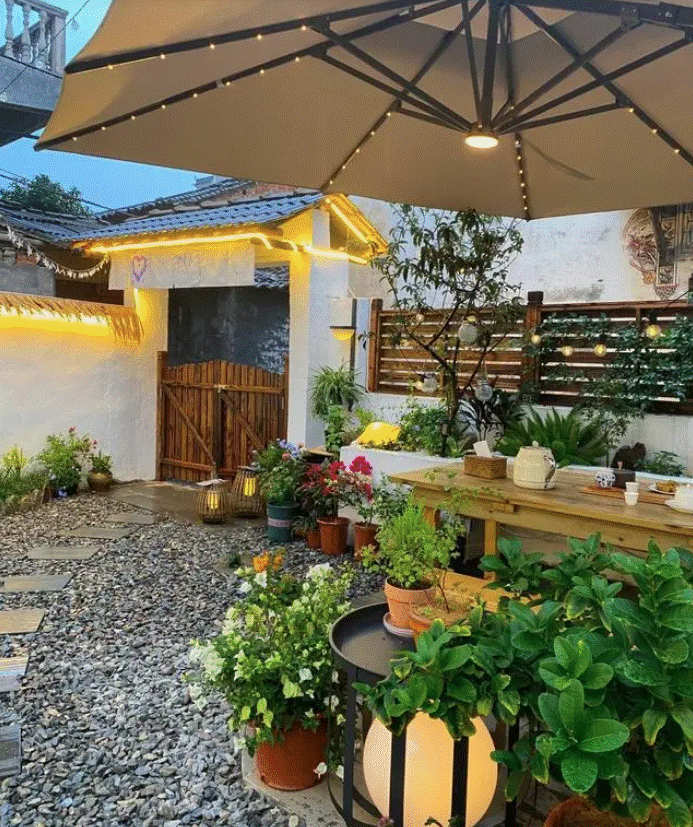 Khoảng sân đổ nát rộng 80m2 được biến hình thành khu vườn hệt như truyện cổ tích của Hayao Miyazaki, mang lại cảm giác trọn vẹn và đủ đầy-2