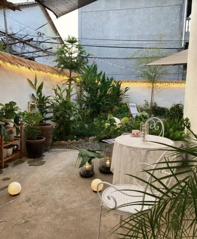 Khoảng sân đổ nát rộng 80m2 được biến hình thành khu vườn hệt như truyện cổ tích của Hayao Miyazaki, mang lại cảm giác trọn vẹn và đủ đầy-3