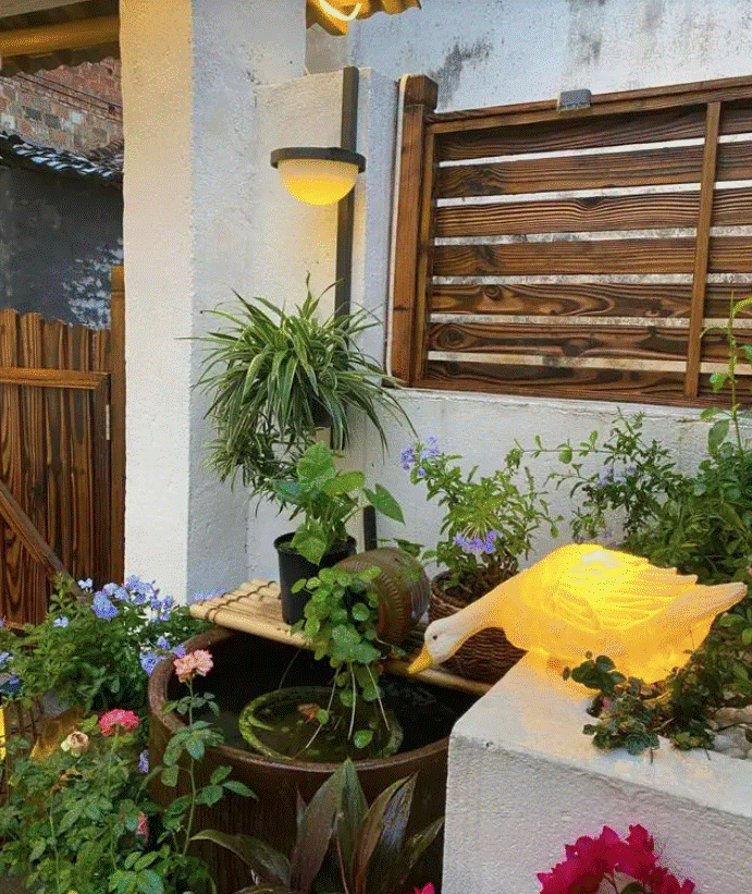 Khoảng sân đổ nát rộng 80m2 được biến hình thành khu vườn hệt như truyện cổ tích của Hayao Miyazaki, mang lại cảm giác trọn vẹn và đủ đầy-4