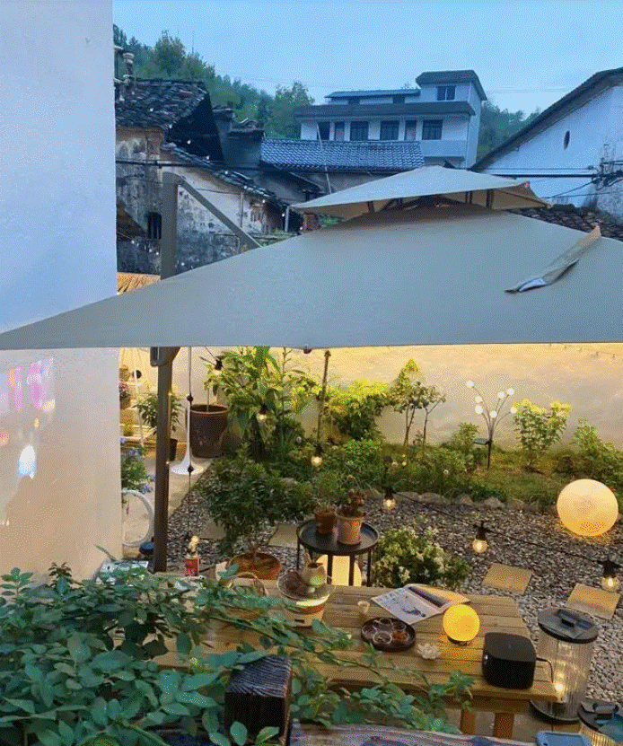 Khoảng sân đổ nát rộng 80m2 được biến hình thành khu vườn hệt như truyện cổ tích của Hayao Miyazaki, mang lại cảm giác trọn vẹn và đủ đầy-6