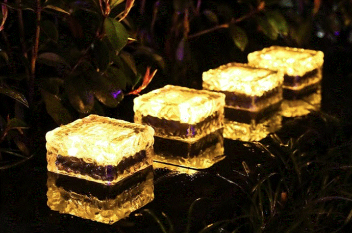 Khoảng sân đổ nát rộng 80m2 được biến hình thành khu vườn hệt như truyện cổ tích của Hayao Miyazaki, mang lại cảm giác trọn vẹn và đủ đầy-9