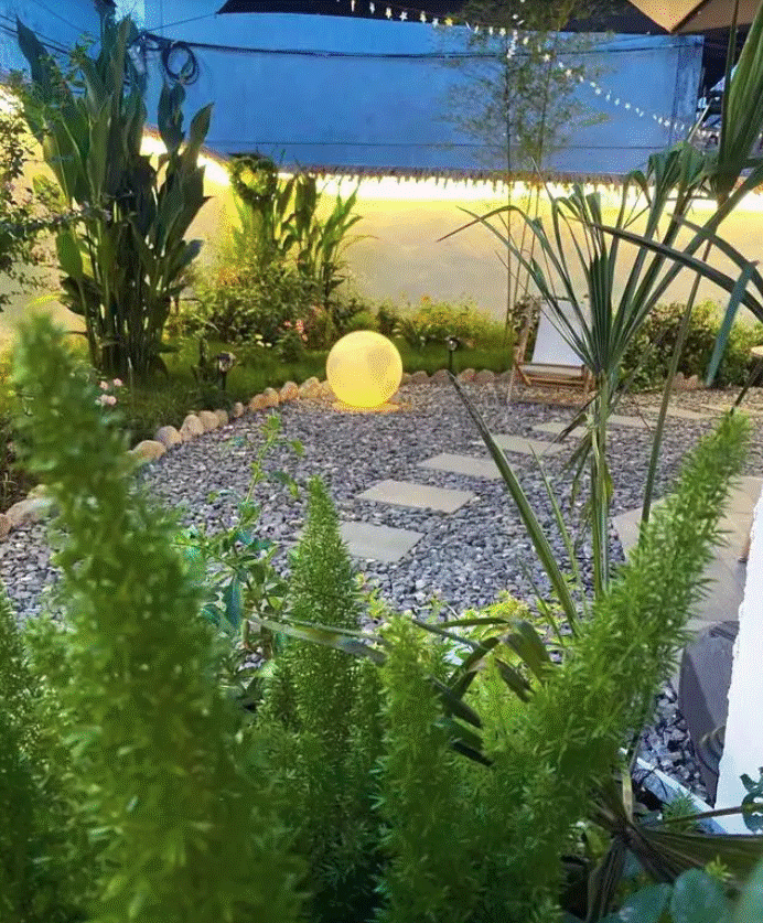 Khoảng sân đổ nát rộng 80m2 được biến hình thành khu vườn hệt như truyện cổ tích của Hayao Miyazaki, mang lại cảm giác trọn vẹn và đủ đầy-10