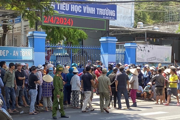 Vụ nữ sinh Nha Trang tử vong: Tiếp tục tăng số học sinh nhập viện-1