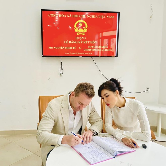 Minh Tú và hôn phu người Đức chính thức đăng ký kết hôn trước thềm đám cưới-1