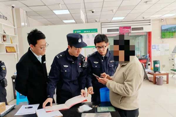 Người phụ nữ đến ngân hàng để chuyển khoản 35 đồng, giám đốc ngay lập tức gọi cảnh sát, phá vỡ đường dây lừa đảo tinh vi-2