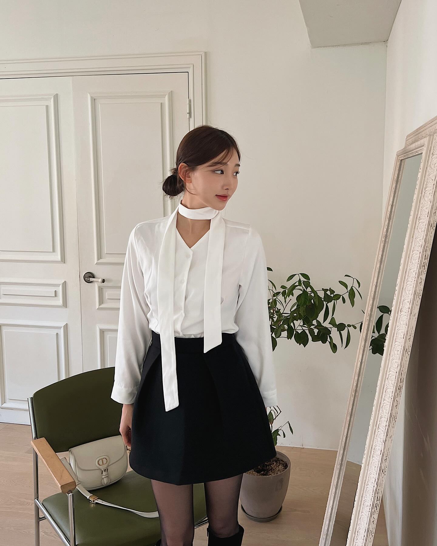 4 mẫu áo thanh lịch dành cho nàng thích phong cách tối giản-1