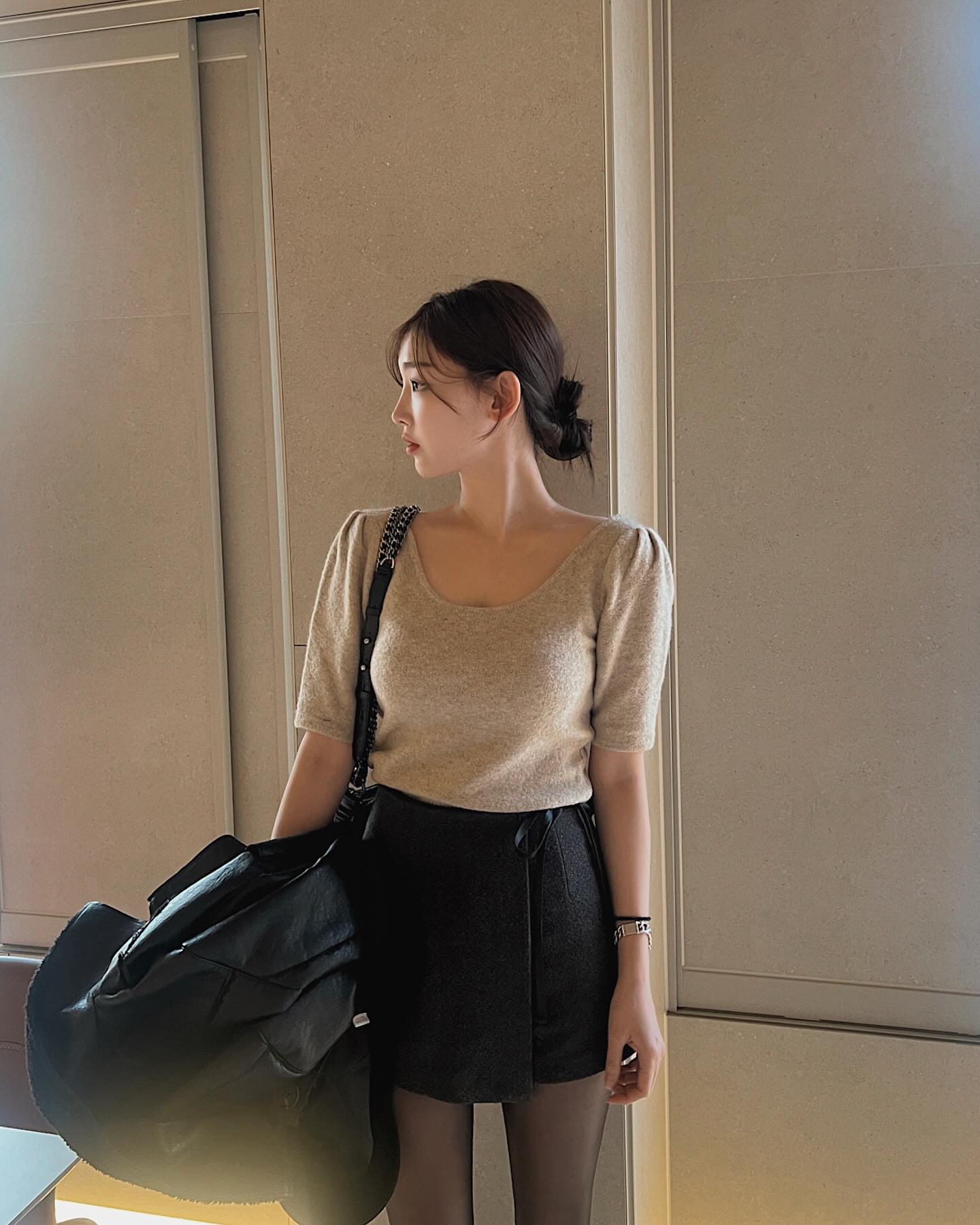 4 mẫu áo thanh lịch dành cho nàng thích phong cách tối giản-6