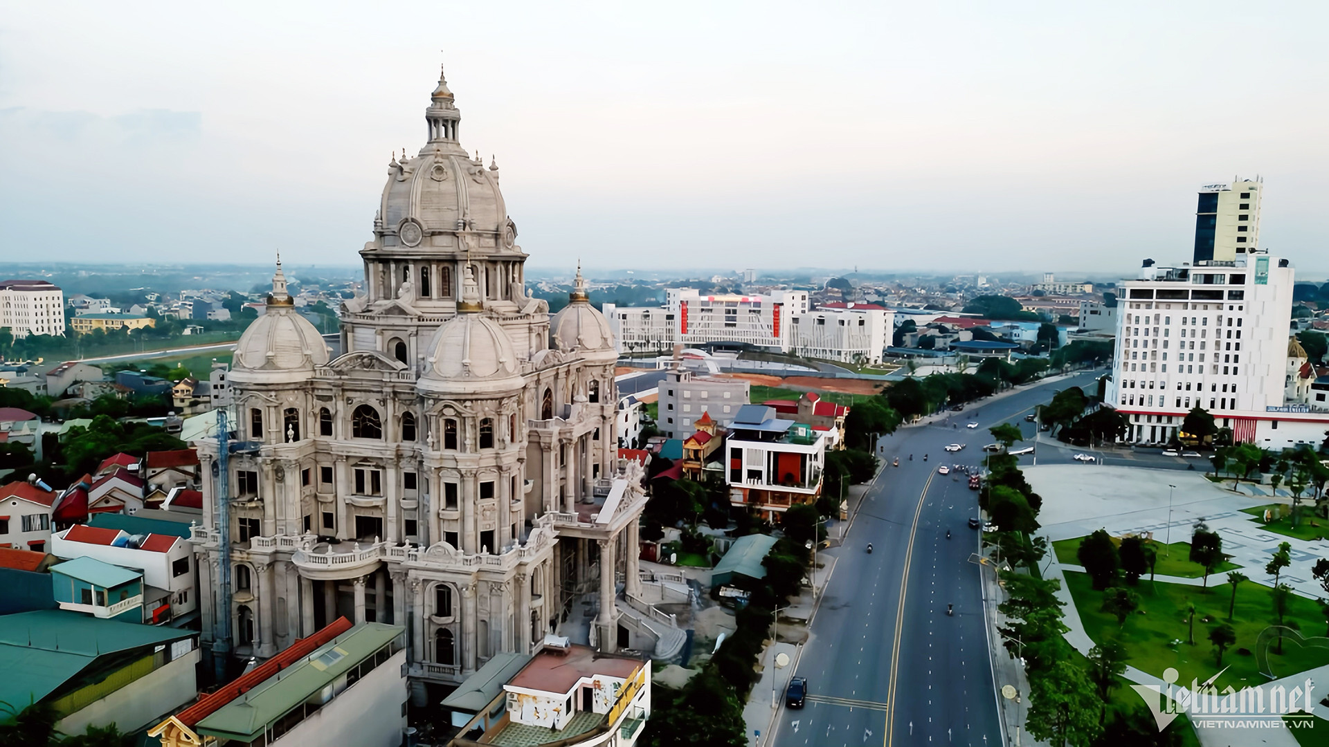 Tòa lâu đài nguy nga trên khu đất vàng của đại gia xăng dầu-1