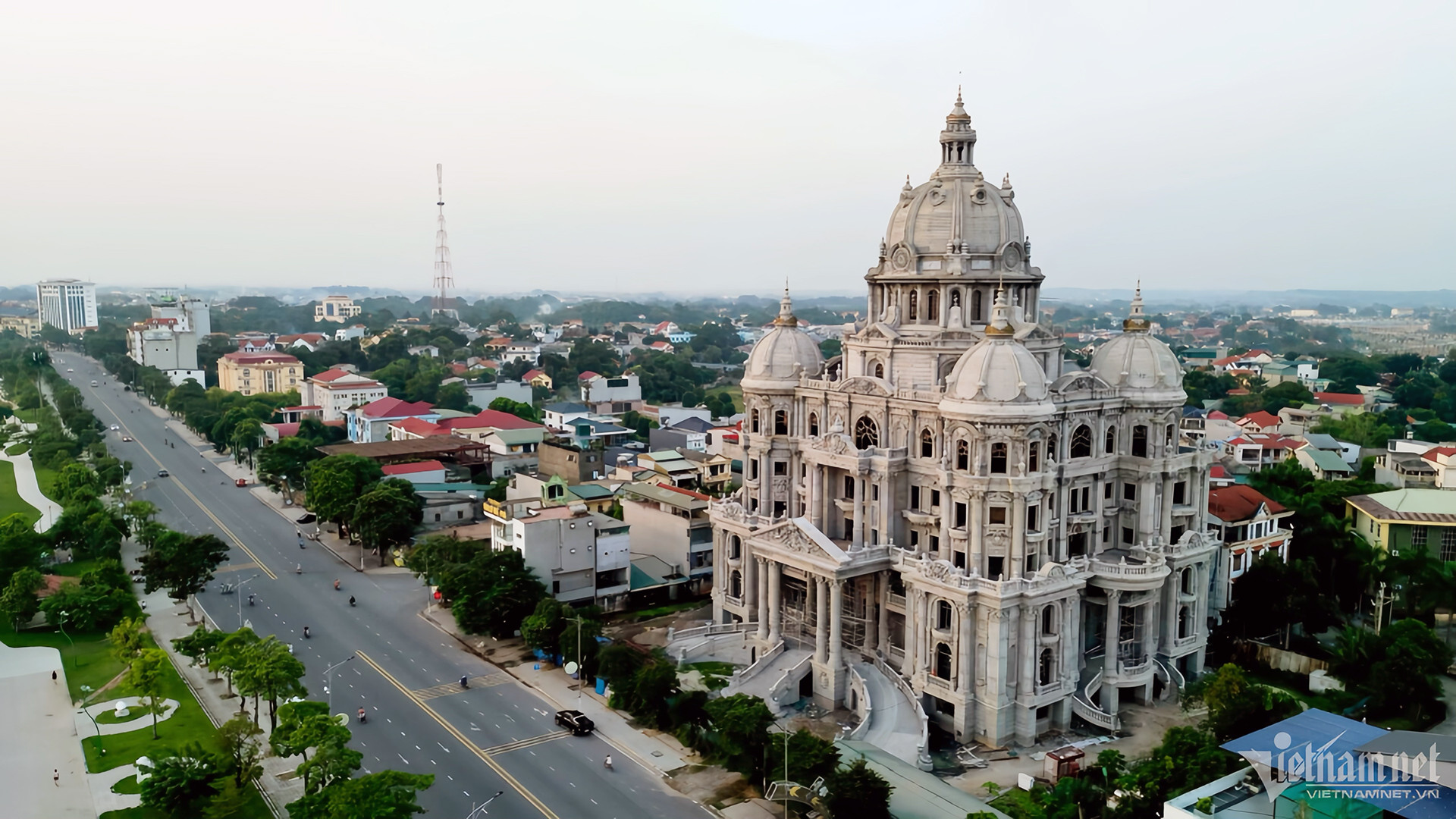 Tòa lâu đài nguy nga trên khu đất vàng của đại gia xăng dầu-4