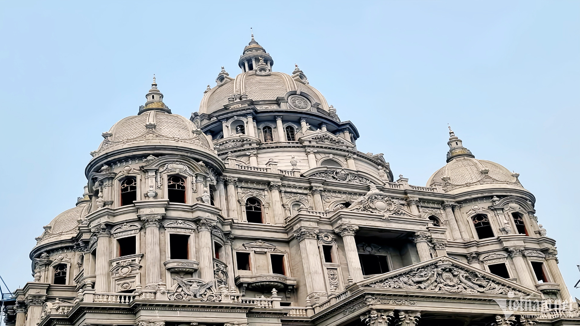 Tòa lâu đài nguy nga trên khu đất vàng của đại gia xăng dầu-5