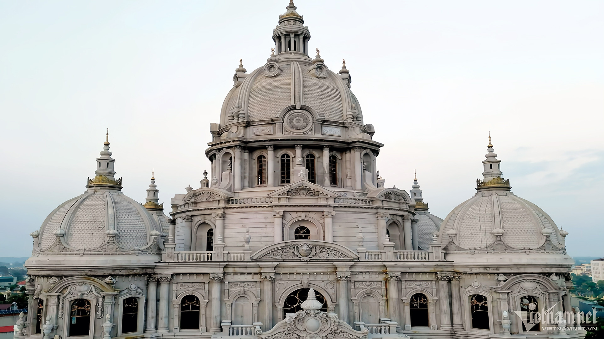 Tòa lâu đài nguy nga trên khu đất vàng của đại gia xăng dầu-7