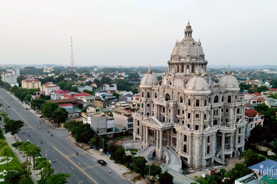 Tòa lâu đài nguy nga trên khu đất 'vàng' của đại gia xăng dầu