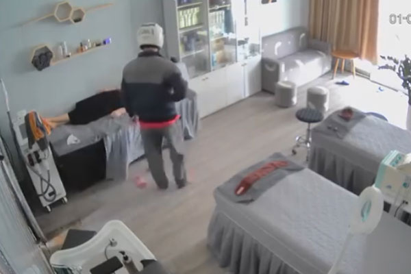 Bão càn quét đường phố, quật ngã loạt xe đầu kéo-1