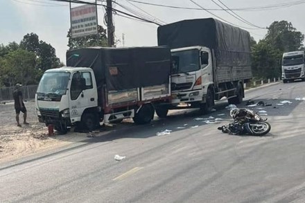 Hai xe tải cùng vượt, người phụ nữ bị tông tử vong