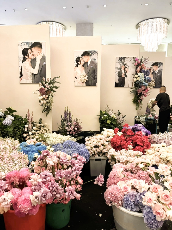 Hình ảnh đầu tiên ở đám cưới Quang Hải tại khách sạn 5 sao: 10.000 bông hoa rải khắp lối-7