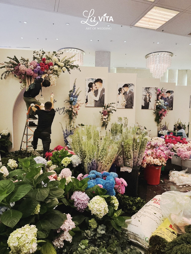 Hình ảnh đầu tiên ở đám cưới Quang Hải tại khách sạn 5 sao: 10.000 bông hoa rải khắp lối-8