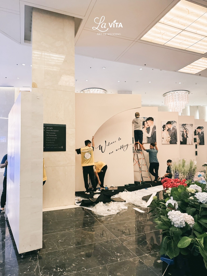 Hình ảnh đầu tiên ở đám cưới Quang Hải tại khách sạn 5 sao: 10.000 bông hoa rải khắp lối-9