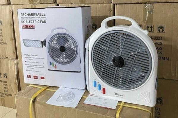 Mới chớm hè, người Hà Nội sắm quạt tích điện sớm vì lo cắt điện-3