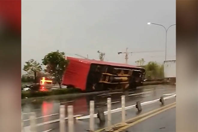 Ấm lòng khoảnh khắc hai nữ sinh cúi đầu cảm ơn tài xế ô tô nhường đường-1