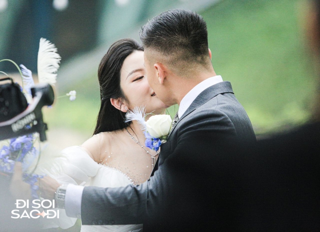 Quang Hải và Chu Thanh Huyền lộ diện ở tiệc cưới ngoài trời, khóa môi cực tình cảm, visual cô dâu gây chú ý-1