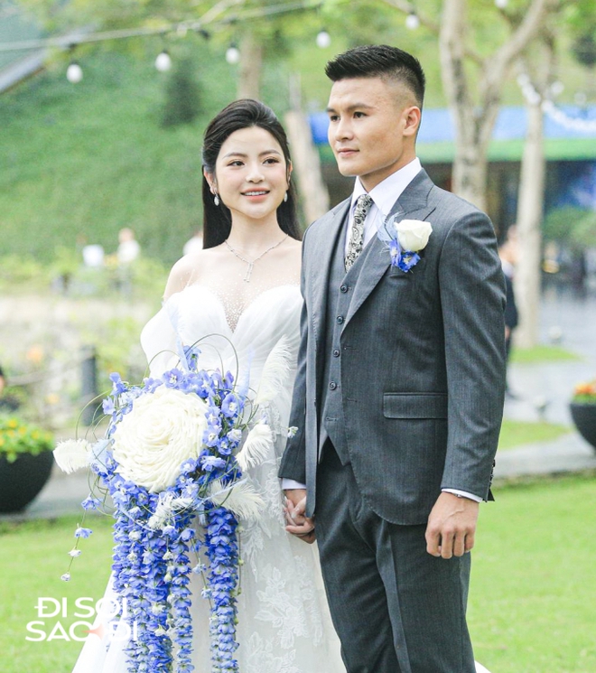 Quang Hải và Chu Thanh Huyền lộ diện ở tiệc cưới ngoài trời, khóa môi cực tình cảm, visual cô dâu gây chú ý-2