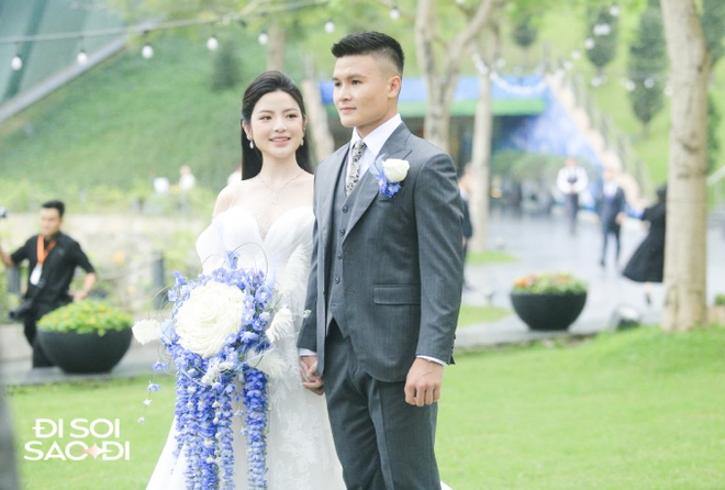 Quang Hải và Chu Thanh Huyền lộ diện ở tiệc cưới ngoài trời, khóa môi cực tình cảm, visual cô dâu gây chú ý-3