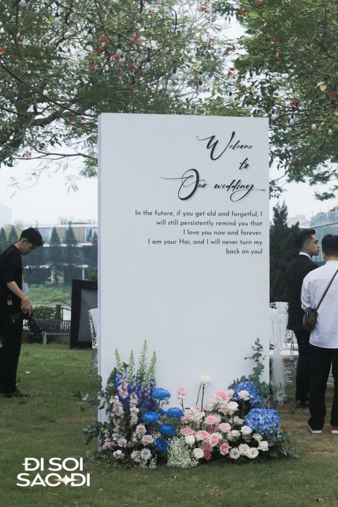 Quang Hải và Chu Thanh Huyền lộ diện ở tiệc cưới ngoài trời, khóa môi cực tình cảm, visual cô dâu gây chú ý-9