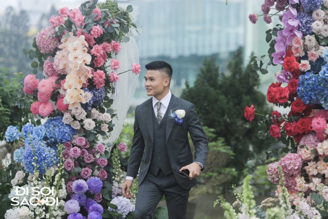 Quang Hải và Chu Thanh Huyền lộ diện ở tiệc cưới ngoài trời, khóa môi cực tình cảm, visual cô dâu gây chú ý-5
