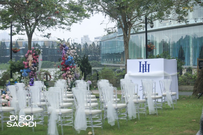 Quang Hải và Chu Thanh Huyền lộ diện ở tiệc cưới ngoài trời, khóa môi cực tình cảm, visual cô dâu gây chú ý-8