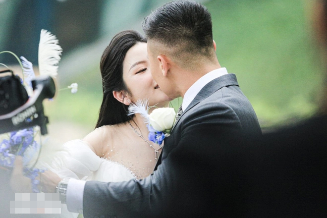 Quang Hải đeo đồng hồ 700 triệu, thảnh thơi chơi cờ khi chờ Chu Thanh Huyền trang điểm, thái độ thế nào sau ồn ào với studio ảnh cưới?-4