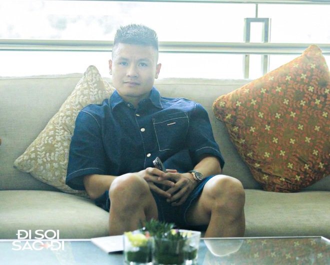 Quang Hải đeo đồng hồ 700 triệu, thảnh thơi chơi cờ khi chờ Chu Thanh Huyền trang điểm, thái độ thế nào sau ồn ào với studio ảnh cưới?-3