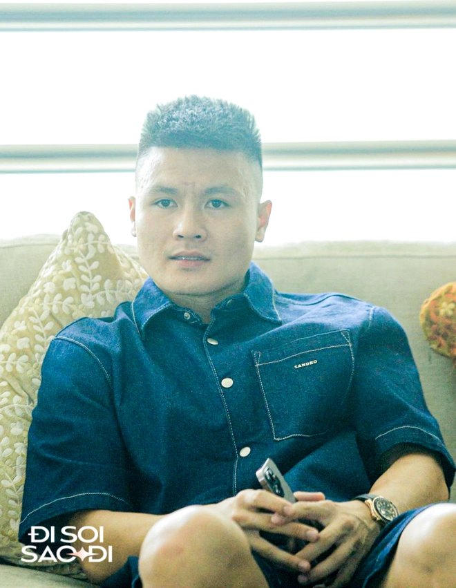 Quang Hải đeo đồng hồ 700 triệu, thảnh thơi chơi cờ khi chờ Chu Thanh Huyền trang điểm, thái độ thế nào sau ồn ào với studio ảnh cưới?-1