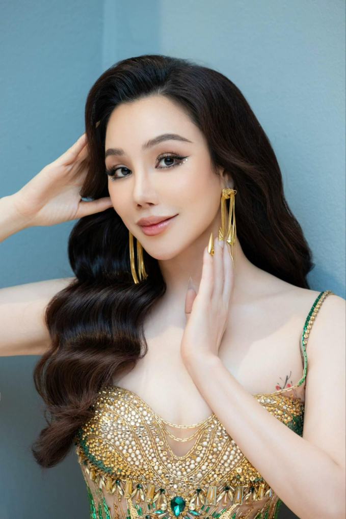 Hồ Quỳnh Hương thú nhận hỏng mặt vì kem trộn, tức giận là ném điện thoại vào trợ lý-4