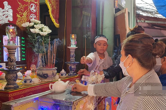 Hành khách hành hung tài xế vì chê xe taxi nóng-1