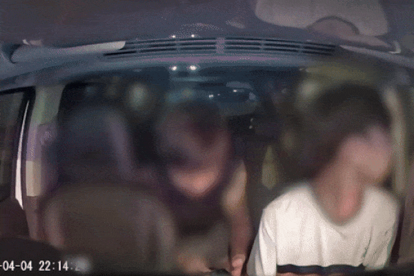 Hành khách hành hung tài xế vì chê xe taxi nóng