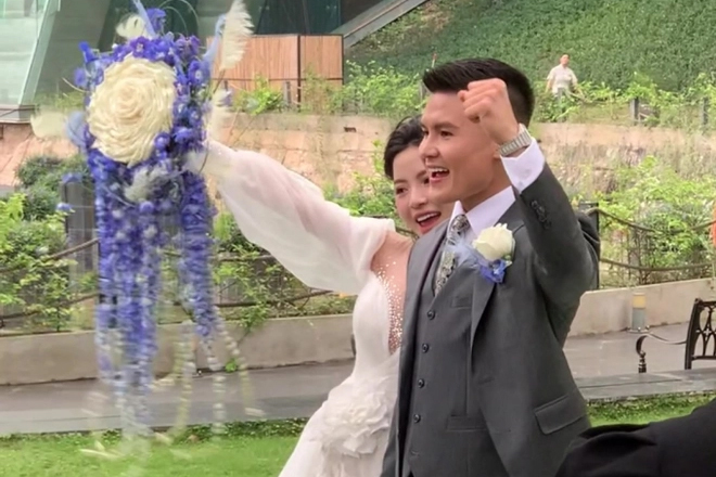 Dàn cầu thủ ĐT Việt Nam đổ bộ đám cưới Quang Hải, anh em Bùi Tiến Dũng xuất hiện kèm sấp tiền mừng gây chú ý!-10