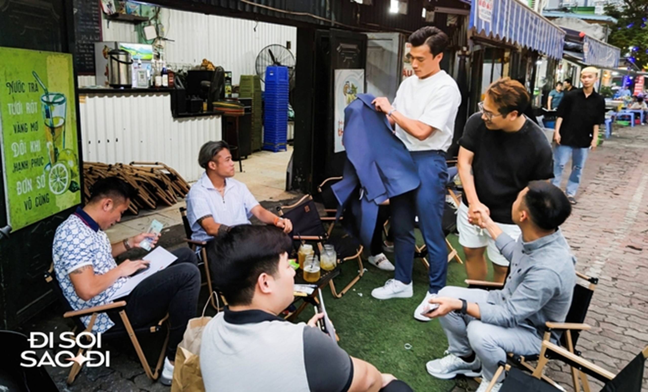 Dàn cầu thủ ĐT Việt Nam đổ bộ đám cưới Quang Hải, anh em Bùi Tiến Dũng xuất hiện kèm sấp tiền mừng gây chú ý!-1